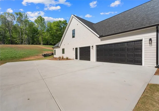 Photo 4 of Single family home for sale at 165 W Lake Blvd, Carrollton, GA 30116 | MLS# 7758190 | Listing updated on 2026-10-23