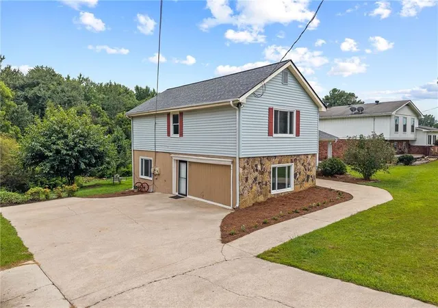 Photo 3 of Single family home for sale at 3408 Hamilton Ml Rd, Buford, GA 30519 | MLS# 7820381 | Listing updated on 2026-09-19