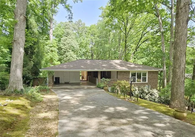 Photo 1 of Sale Pending at 1146 Lakeshore Dr, Gainesville, GA 30501 | MLS# 7728531 | Listing updated on 2026-08-18