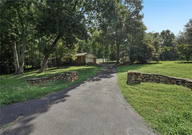 2nd image of 1025 Greenwood Acres Dr, Cumming, GA 30040 | MLS# 7819794
