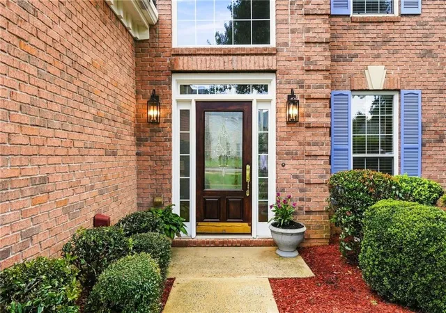 Photo 3 of Sale Pending at 450 Elgaen Ct, Roswell, GA 30075 | MLS# 7821957 | Listing updated on 2026-09-10