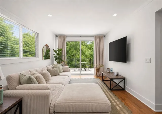Listing Photo 5 - Condo for sale in building located at 399 8th St NE, Atlanta, GA 30309