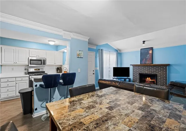 Listing Photo 5 - Condo for sale in building located at 547 Picketts Bend Cir, Marietta, GA 30008