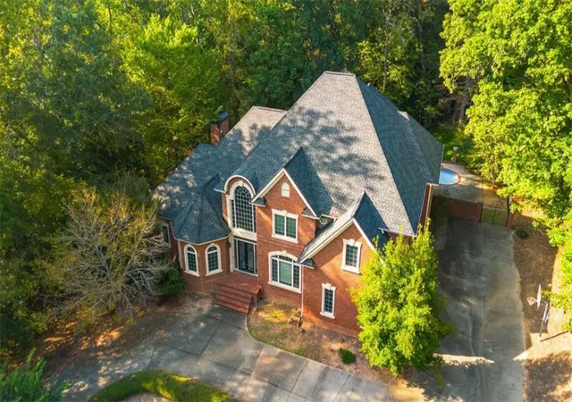 Photo 2 of Single family home for sale at 1670 Riverside Rd, Roswell, GA 30076 | MLS# 7807523 | Listing updated on 2026-10-10