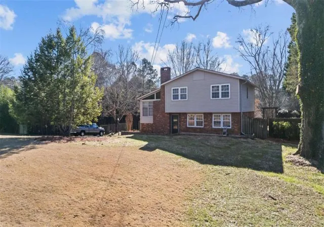 Photo 2 of Single family home for sale at 8 Lakemoore Dr, Rome, GA 30161 | MLS# 7793265 | Listing updated on 2026-07-06