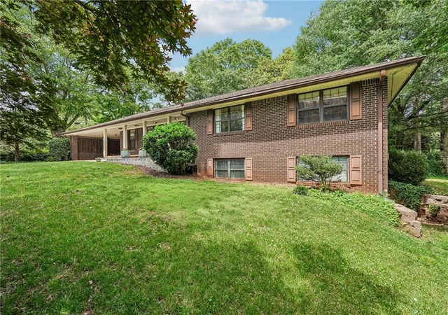 2nd image of 2822 Cartwright Dr, Decatur, GA 30033 | MLS# 7802274