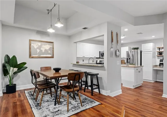 2nd image of 220 Renaissance Pkwy Ne, Atlanta, GA 30308