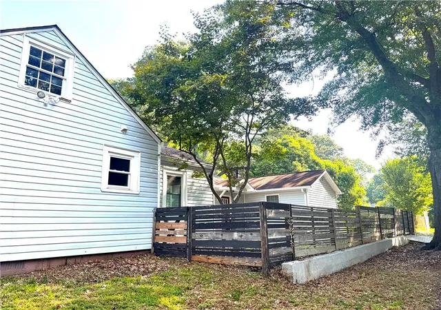 Photo 3 of Sale Pending at 562 Glenwood Pl Se, Atlanta, GA 30316 | MLS# 7827566 | Listing updated on 2026-10-05