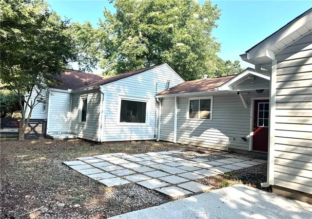 Photo 3 of Sale Pending at 562 Glenwood Pl Se, Atlanta, GA 30316 | MLS# 7827566 | Listing updated on 2026-10-05
