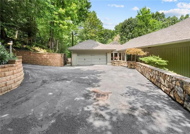 Photo 4 of Single family home for sale at 202 Sanderlin Mountain Dr N, Jasper, GA 30143 | MLS# 7816520 | Listing updated on 2026-08-11