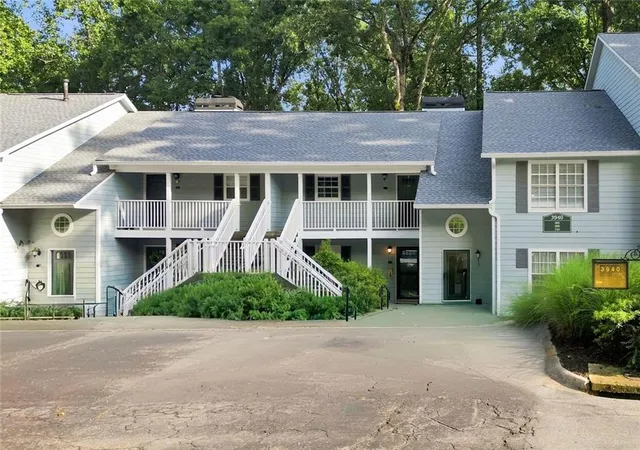 2nd image of 3940 Riverlook Pkwy SE, Marietta, GA 30067