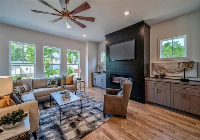 3rd image of 237 West Marietta St, Canton, GA 30114 | MLS# 7747523