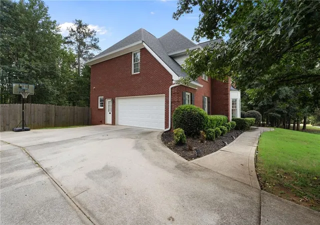 Photo 4 of Single family home for sale at 40 Rose Crk Dr, Covington, GA 30014 | MLS# 7819605 | Listing updated on 2026-09-11