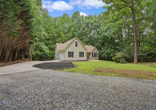 Photo 3 of Single family home for sale at 590 S Alexander Crk Rd, Newnan, GA 30263 | MLS# 7818294 | Listing updated on 2026-09-13