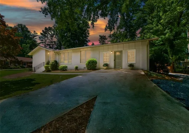 Photo 2 of Single family home for sale at 2801 Se Sagamore Hl Dr, Marietta, GA 30067 | MLS# 7773743 | Listing updated on 2026-09-06