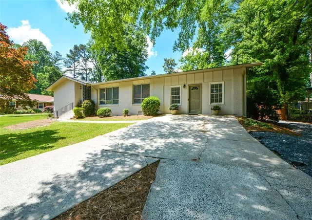Photo 3 of Single family home for sale at 2801 Se Sagamore Hl Dr, Marietta, GA 30067 | MLS# 7773743 | Listing updated on 2026-09-06