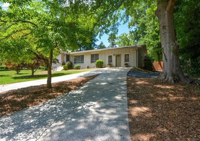 Photo 3 of Single family home for sale at 2801 SE Sagamore Hl Dr, Marietta, GA 30067 | MLS# 7773743 | Listing updated on 2026-09-06
