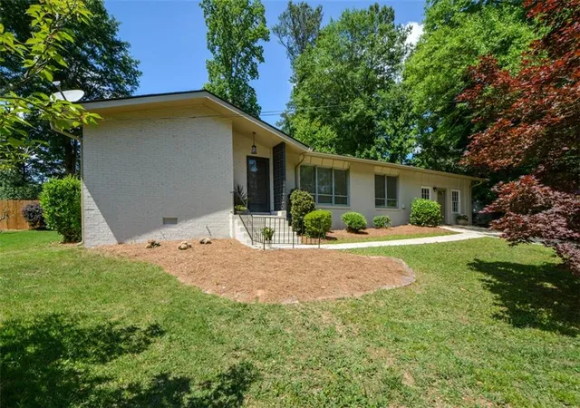 Photo 4 of Single family home for sale at 2801 SE Sagamore Hl Dr, Marietta, GA 30067 | MLS# 7773743 | Listing updated on 2026-09-06