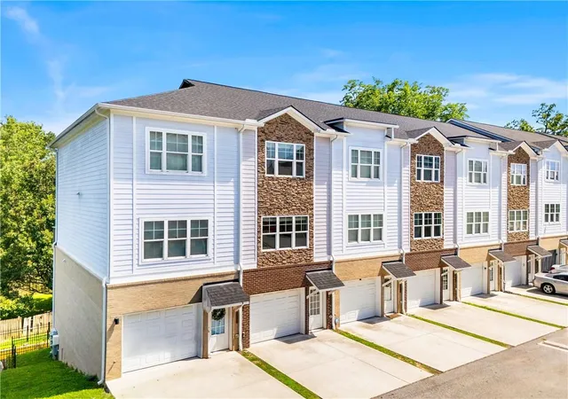 Photo 2 of Sale Pending at 2021 Ocean Dr Nw, Atlanta, GA 30318 | MLS# 7794662 | Listing updated on 2026-09-18