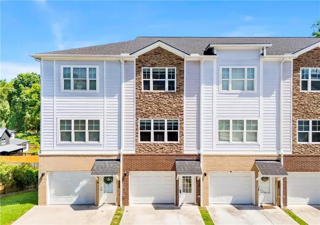 Photo 3 of Sale Pending at 2021 Ocean Dr Nw, Atlanta, GA 30318 | MLS# 7794662 | Listing updated on 2026-09-18