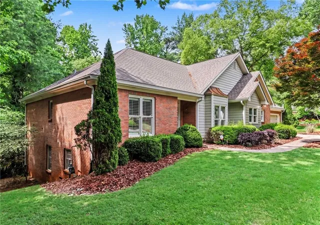Photo 4 of Single family home for sale at 560 Flying Scot Way, Alpharetta, GA 30005 | MLS# 7764951 | Listing updated on 2026-09-15