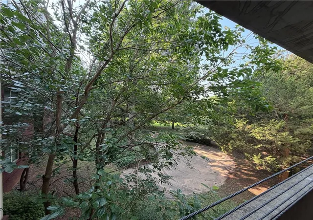 Listing Photo 2 - Condo for sale in building located at 870 Mayson Turner Rd Nw, Atlanta, GA 30314 - Unit #1239