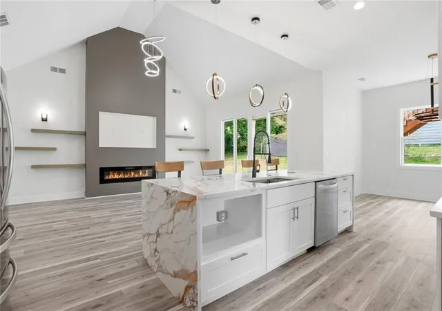 Photo 4 of Single family home for sale at 559 Pennybrook Ln, Stone Mountain, GA 30087 | MLS# 7747470 | Listing updated on 2026-09-28
