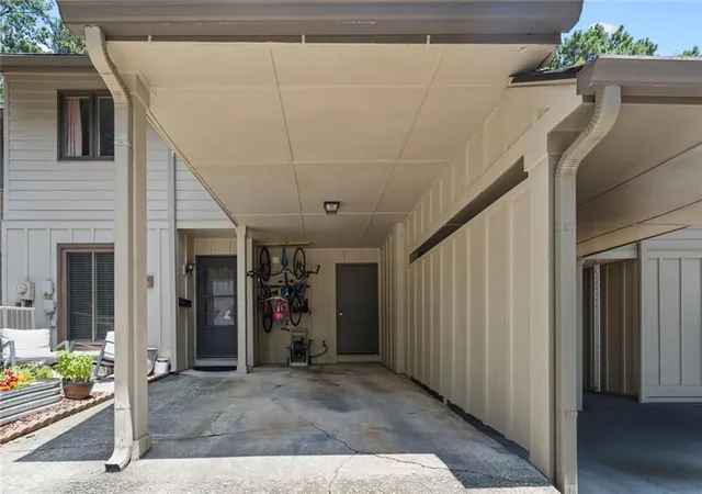 Photo 3 of Townhouse for sale at 897 Cedar Cyn Sq, Marietta, GA 30067 | MLS# 7803344 | Listing updated on 2026-08-30