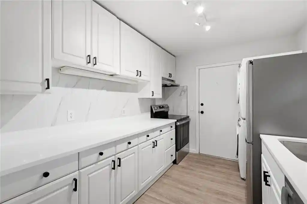 Listing Photo 2 - Condo for sale in 1111 Clairemont Ave located at 1111 Clairemont Ave, Decatur, GA 30030 - Unit #B6