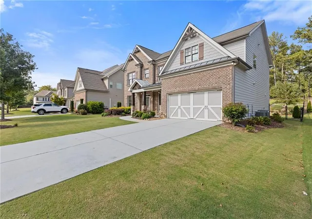 Photo 3 of Sale Pending at 4867 Hunters Grv Way, Buford, GA 30518 | MLS# 7810431 | Listing updated on 2026-08-30