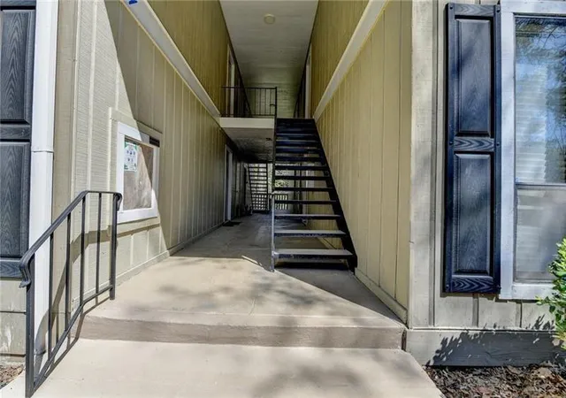 3rd image of 5159 Roswell Rd, Sandy Springs, GA 30342