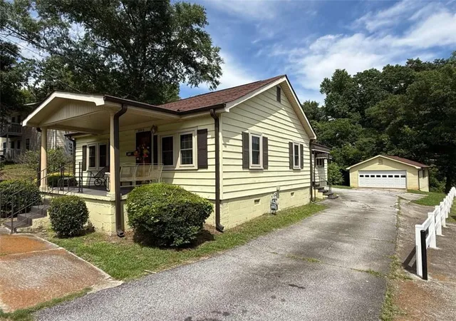 Photo 3 of Single family home for sale at 954 Bryant St, Conyers, GA 30012 | MLS# 7794303 | Listing updated on 2026-06-25