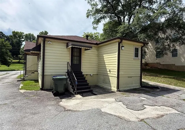 Photo 4 of Single family home for sale at 954 Bryant St, Conyers, GA 30012 | MLS# 7794303 | Listing updated on 2026-06-25