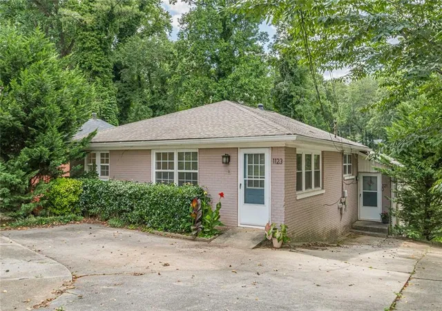 1st image of 1121 Glendale Dr, Atlanta, GA 30344 | MLS# 7803013