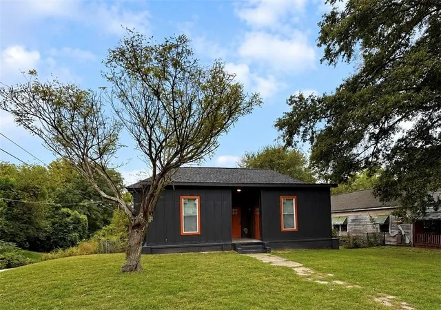Photo 2 of Sale Pending at 808 Center St, Macon, GA 31217 | MLS# 7828835 | Listing updated on 2026-09-09