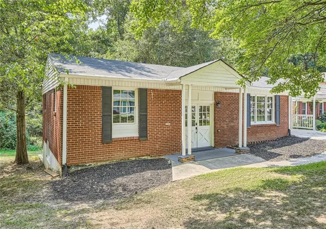 2nd image of 895 Kings Grant Dr Nw, Atlanta, GA 30318 | MLS# 7821394