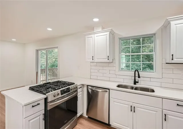 4th image of 895 Kings Grant Dr Nw, Atlanta, GA 30318 | MLS# 7821394