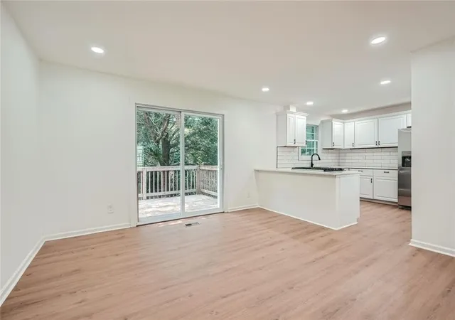 5th image of 895 Kings Grant Dr Nw, Atlanta, GA 30318 | MLS# 7821394