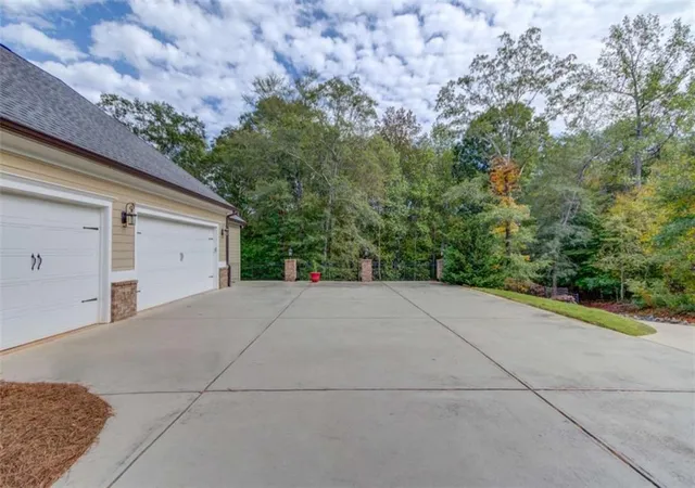 Photo 2 of Single family home for sale at 624 Skyland Dr, Hoschton, GA 30548 | MLS# 7824789 | Listing updated on 2026-10-27