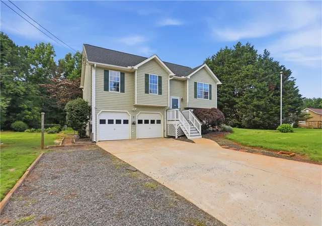 1st image of 128 Ravenwood Ln, Rockmart, GA 30153 | MLS# 7791799