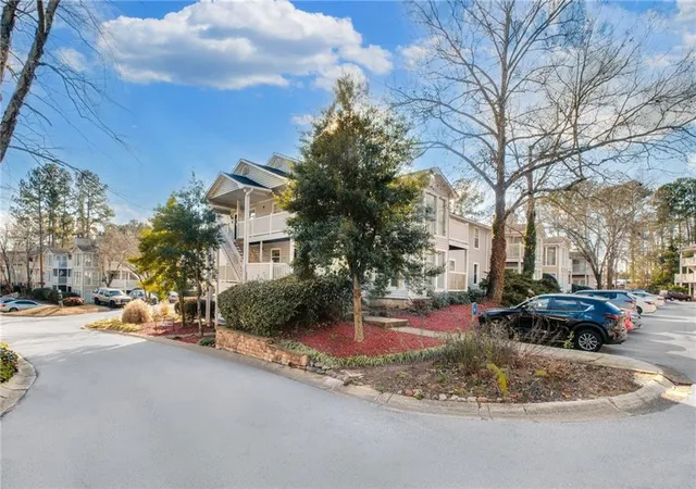 Listing Photo 4 - Condo for sale in building located at 1403 Augusta Dr SE, Marietta, GA 30067