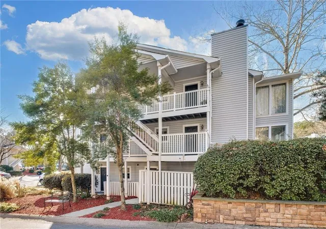 Listing Photo 5 - Condo for sale in building located at 1403 Augusta Dr SE, Marietta, GA 30067