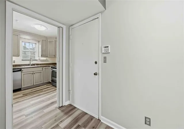 3rd image of 5506 Kingsport Dr, Sandy Springs, GA 30342 | MLS# 7753433