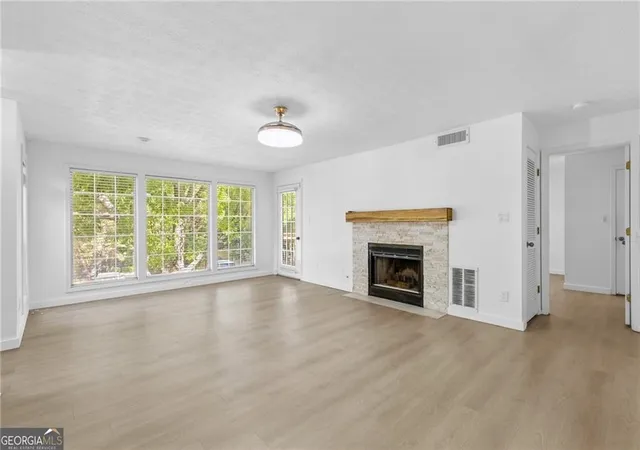 3rd image of 204 Berkeley Woods Dr, Duluth, GA 30096 | MLS# 7807051