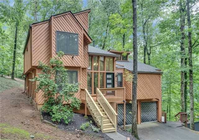 Photo 3 of Sale Pending at 1820 Cedar Cliff Dr Se, Smyrna, GA 30080 | MLS# 7776811 | Listing updated on 2026-09-03
