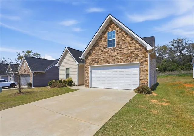 Photo 3 of Sale Pending at 133 W Lexington Ave, Griffin, GA 30223 | MLS# 7738773 | Listing updated on 2026-10-07