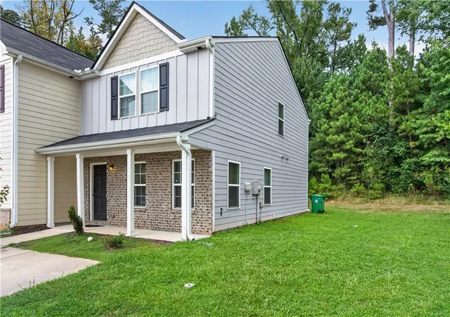Photo 4 of Townhouse for sale at 2568 Piering Dr, Lithonia, GA 30038 | MLS# 7829418 | Listing updated on 2026-09-20