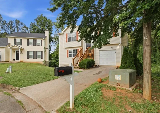 2nd image of 5855 Crescent Ridge Ct, Lithonia, GA 30058 | MLS# 7774414