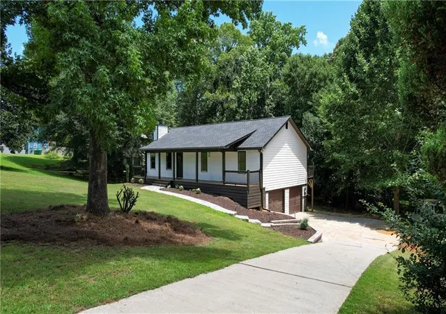 Photo 3 of Single family home for sale at 323 Hill Crst Cir, Woodstock, GA 30188 | MLS# 7806345 | Listing updated on 2026-07-26
