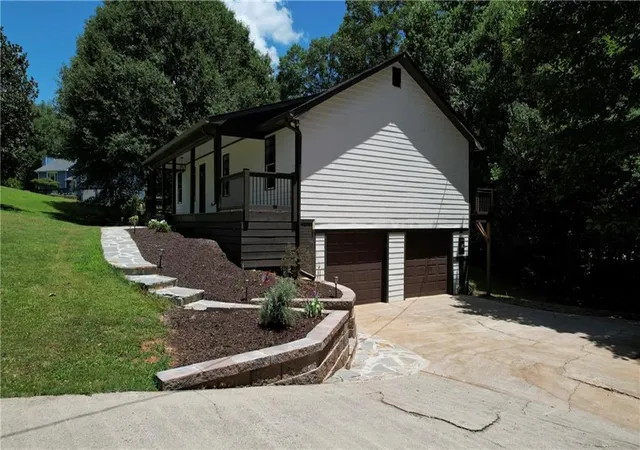 Photo 3 of Single family home for sale at 323 Hill Crst Cir, Woodstock, GA 30188 | MLS# 7806345 | Listing updated on 2026-07-26